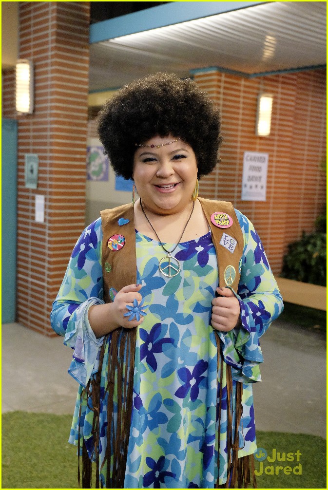 Austin & Ally & Dez & Trish Turn Into The Mystery Bunch To Find A Thief! 