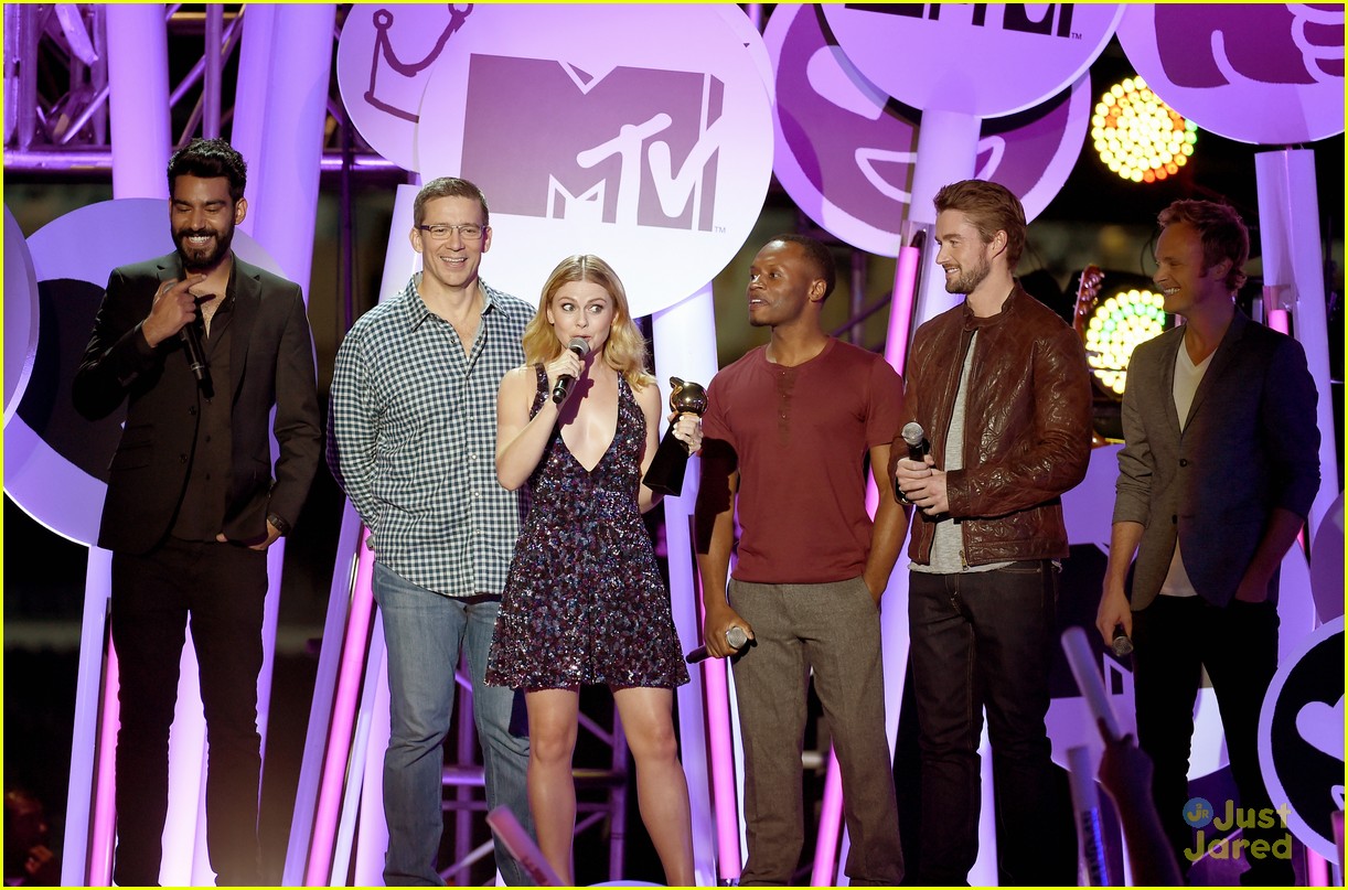 Bella Thorne & Gregg Sulkin Couple Up at Comic-Con!