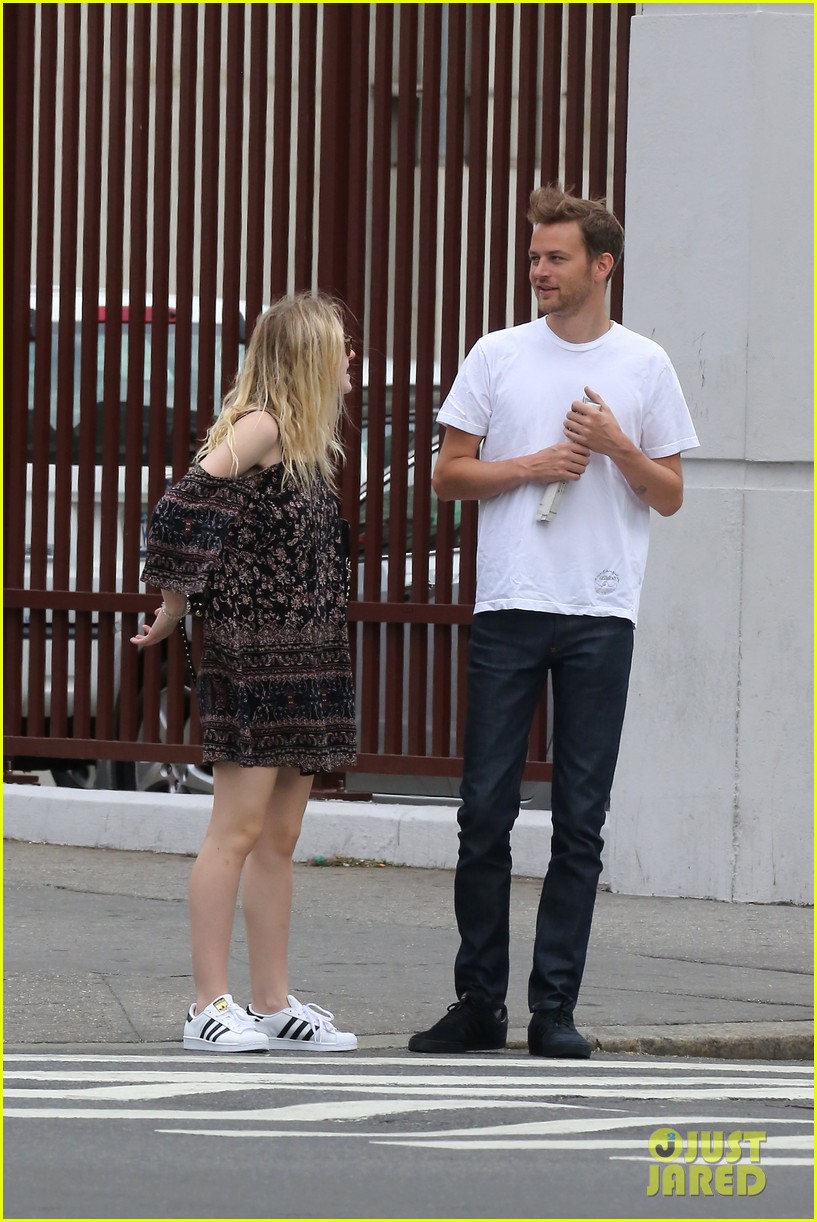 Dakota Fanning & Her Boyfriend Jamie Strachan Hold Hands After Breakfast