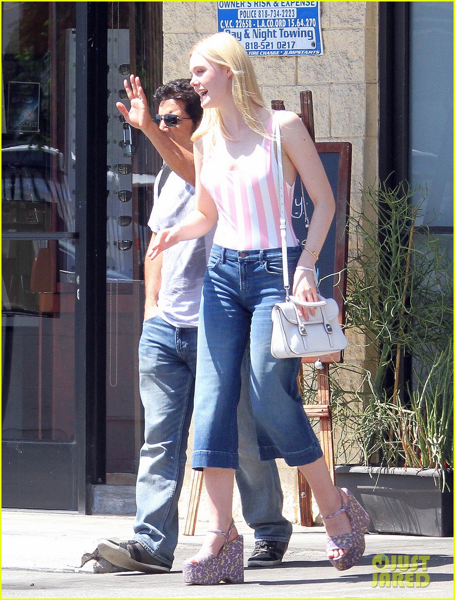 Dakota Fanning & Her Boyfriend Jamie Strachan Hold Hands After Breakfast