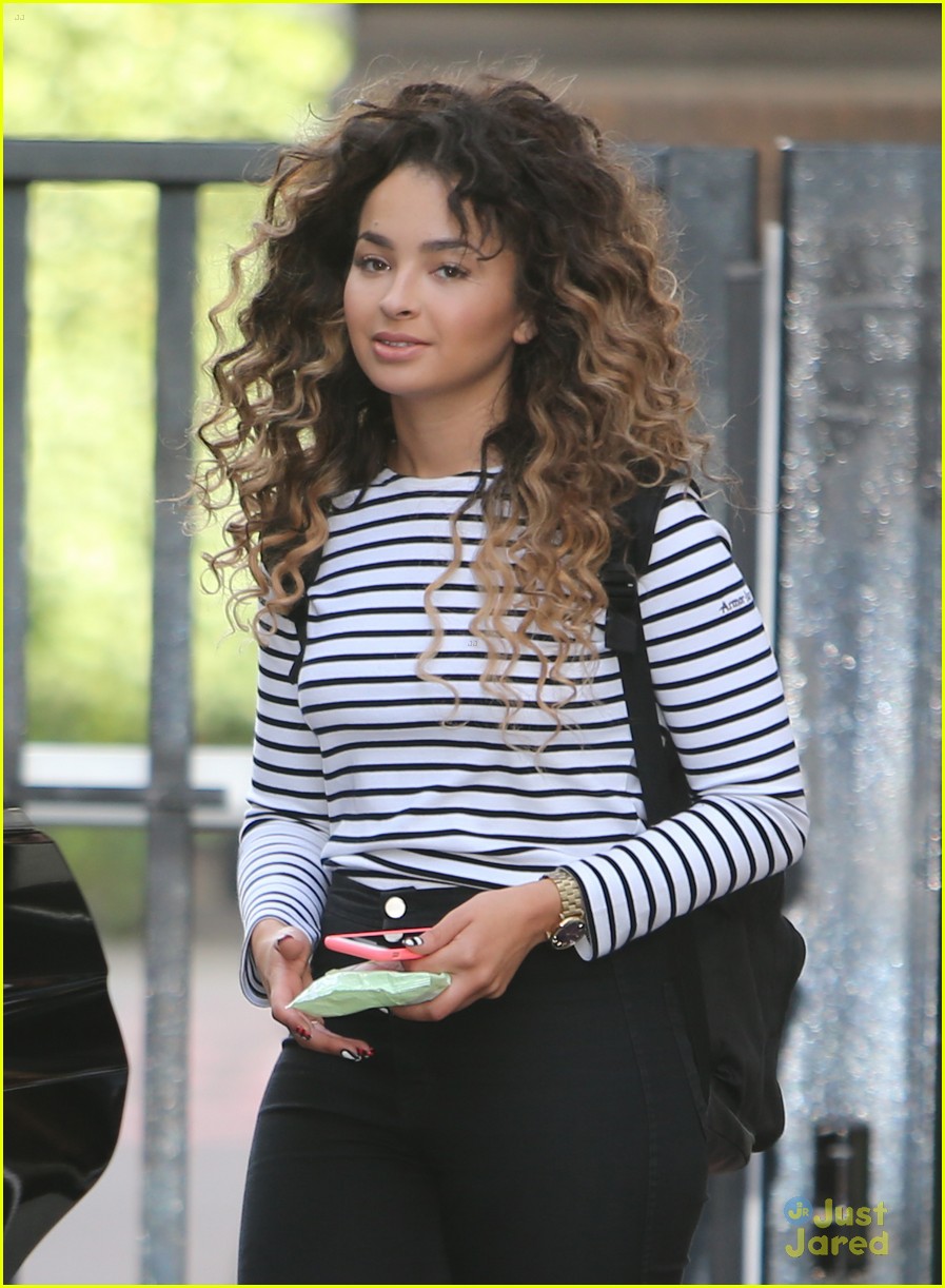 Ella Eyre Will Sing Official Song 'Swing Low, Sweet Chariot' For England Rugby