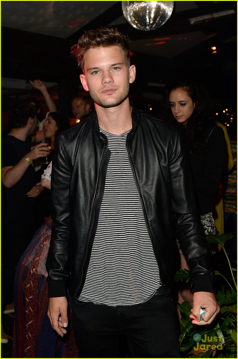 Ella Eyre & Oliver Cheshire Party It Up With Warner Music Group