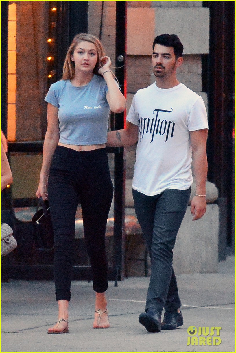 Gigi Hadid & Joe Jonas Kiss After Dinner!