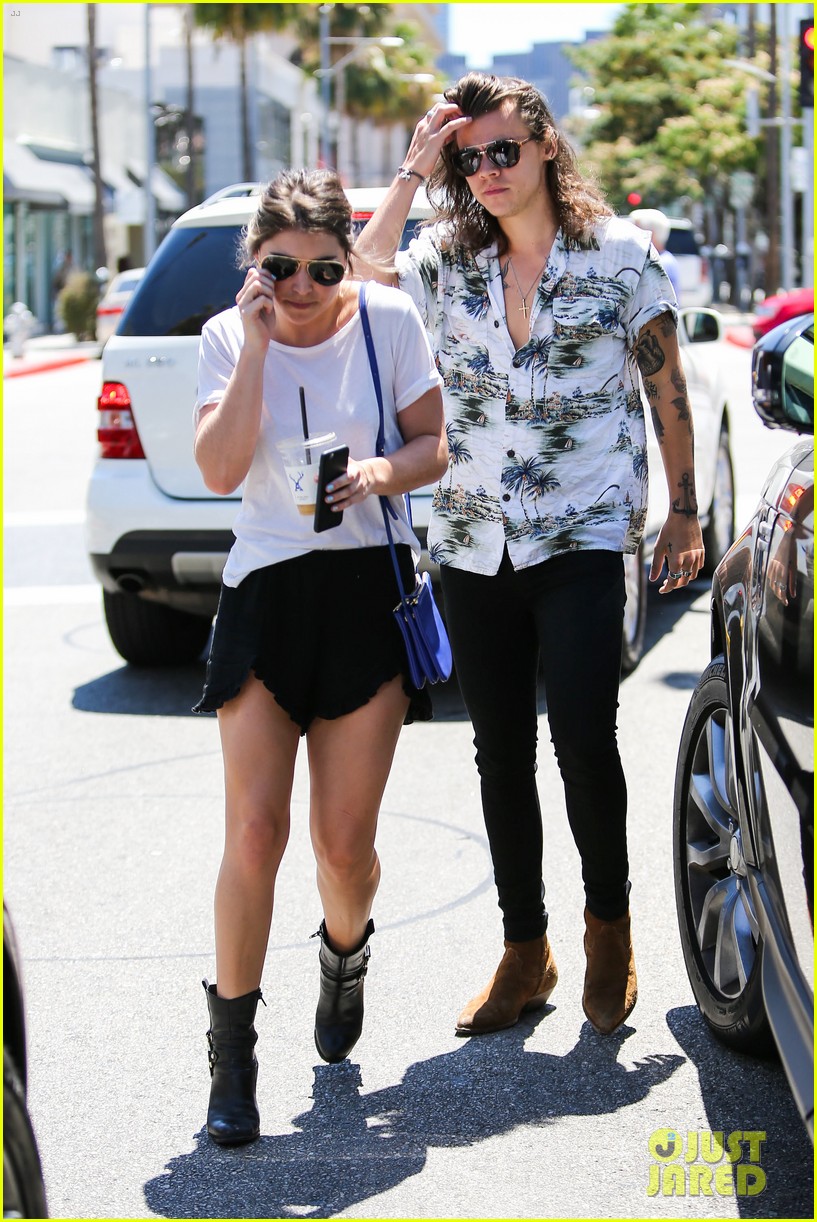 Harry Styles Takes His Gal Pal Shopping!