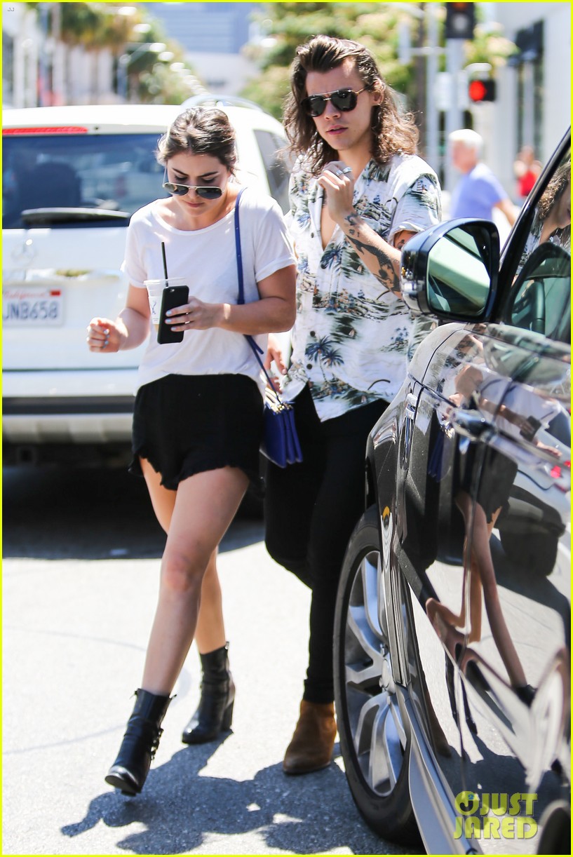 Harry Styles Takes His Gal Pal Shopping!