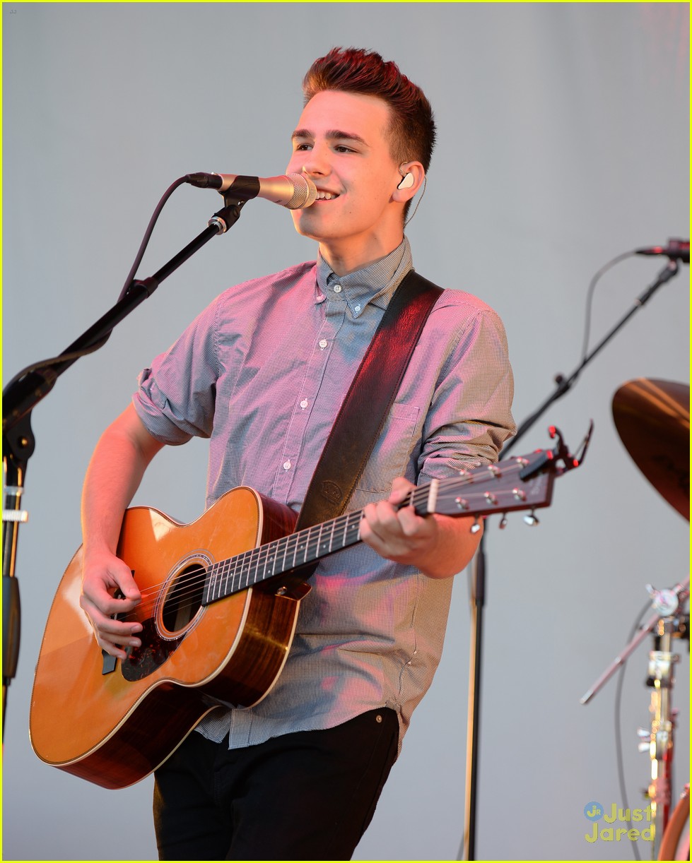 Jacob Whitesides Give Shoutout To R5 On Twitter
