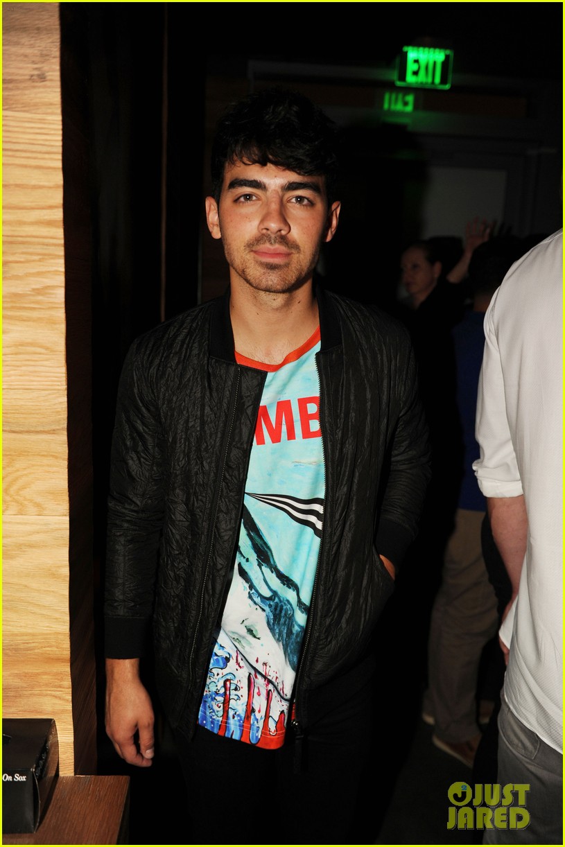 Joe & Kevin Jonas Watch Younger Brother Nick Perform in NYC!