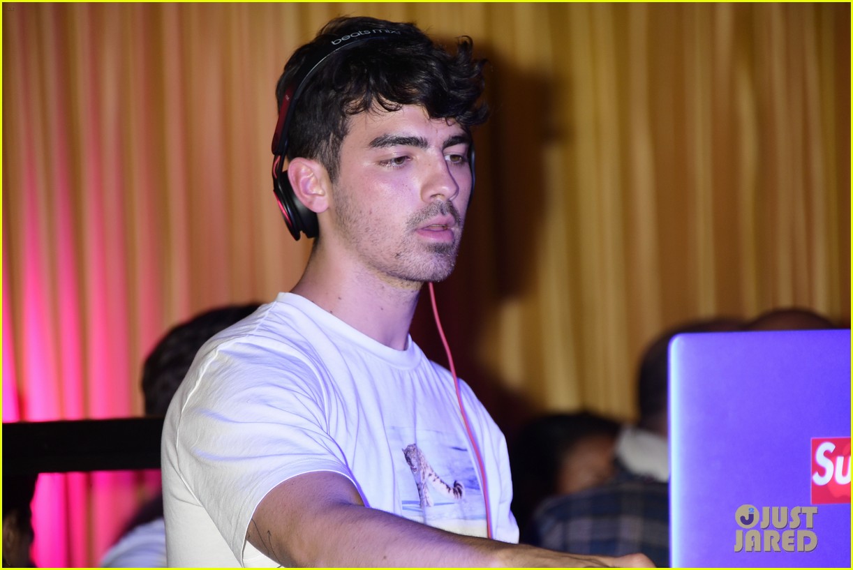 Joe & Kevin Jonas Watch Younger Brother Nick Perform in NYC!