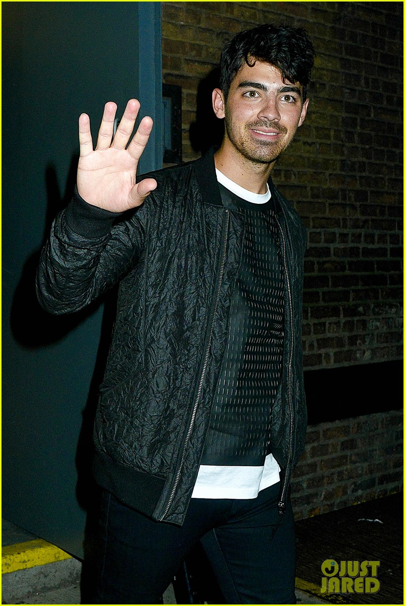 Joe & Kevin Jonas Watch Younger Brother Nick Perform in NYC!