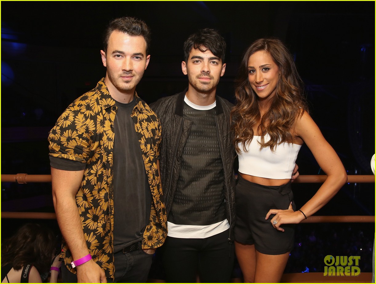 Joe & Kevin Jonas Watch Younger Brother Nick Perform in NYC!