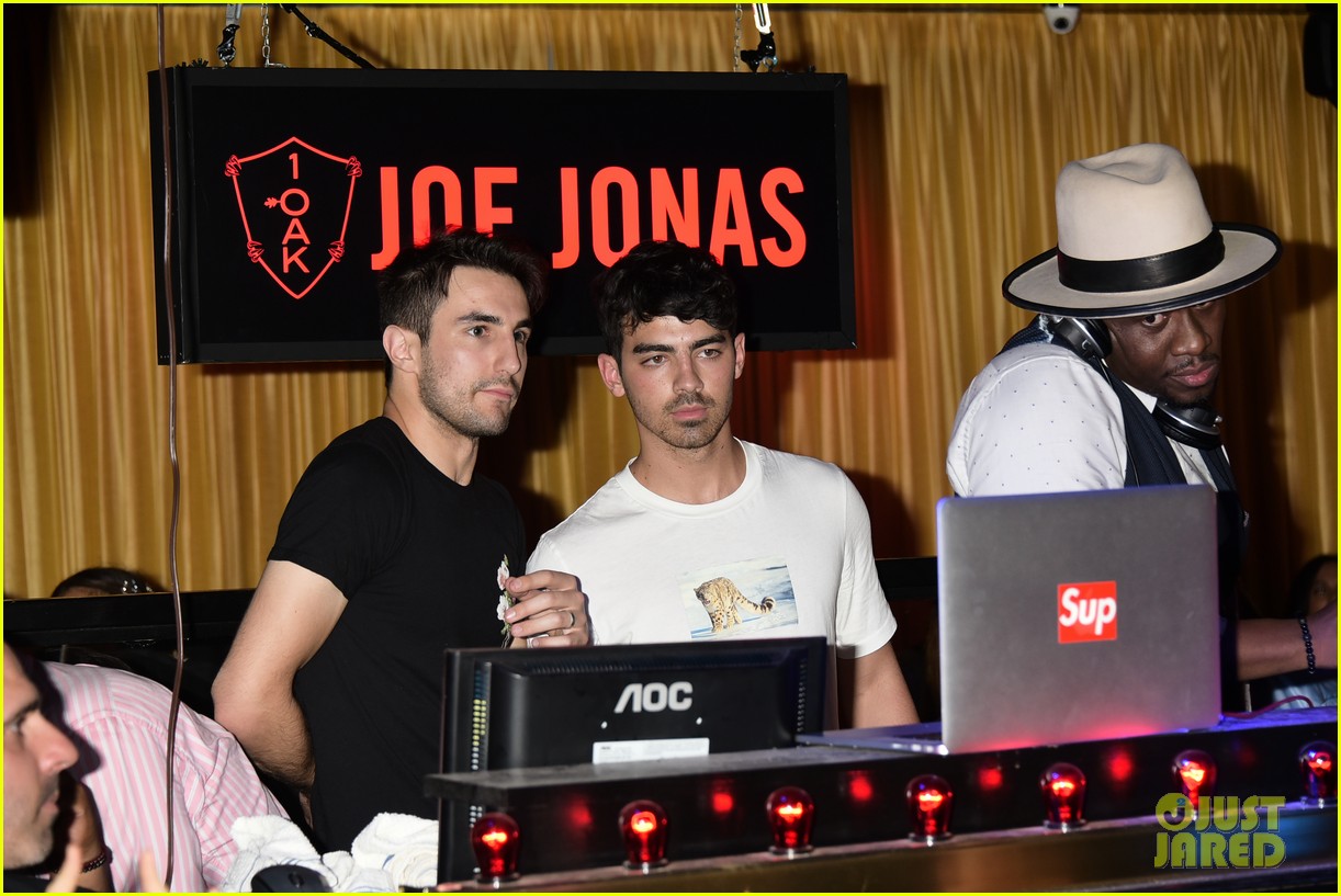 Joe & Kevin Jonas Watch Younger Brother Nick Perform in NYC!