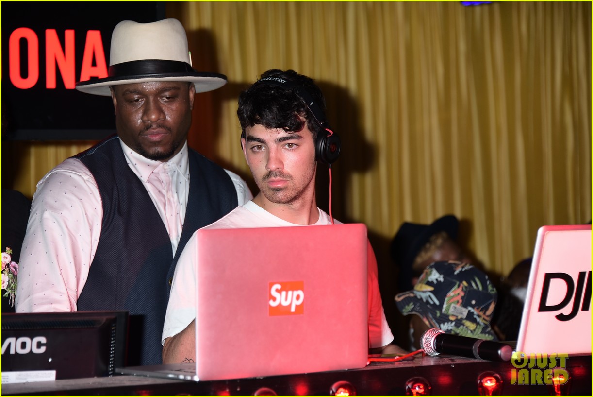 Joe & Kevin Jonas Watch Younger Brother Nick Perform in NYC!