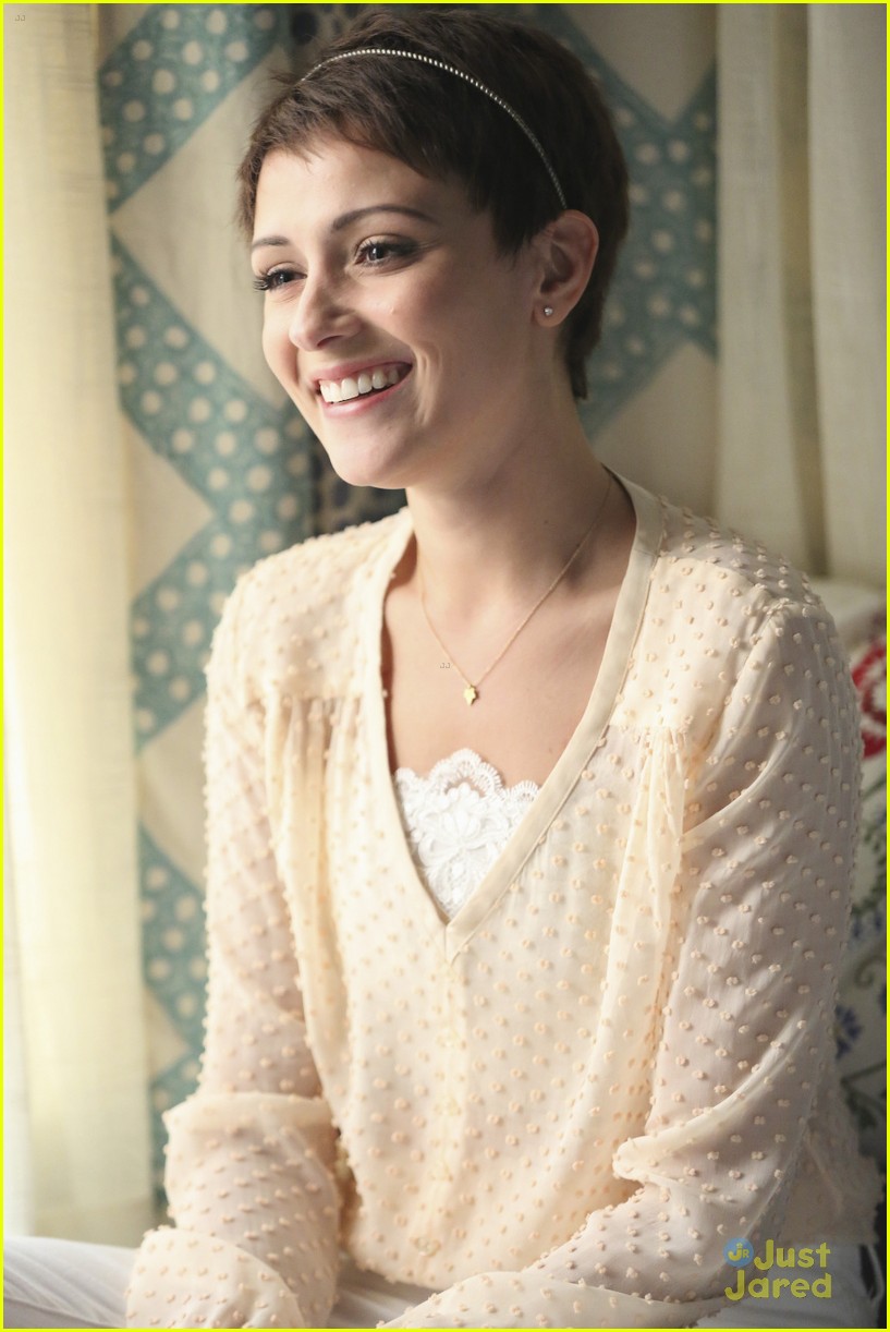 Beth & Sara Find Themselves On Dates Even When They're Not Looking For Them on 'Chasing Life'
