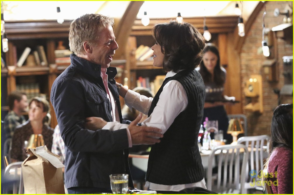 Beth & Sara Find Themselves On Dates Even When They're Not Looking For Them on 'Chasing Life'