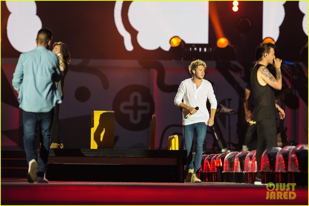 Louis Tomlinson Takes to Twitter for First Time Since Baby News