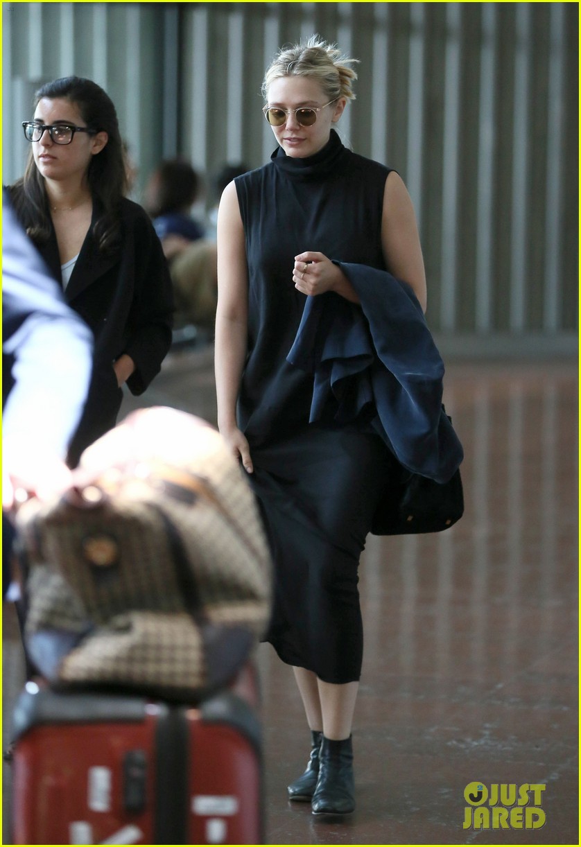 Elizabeth Olsen Handles Her Wardrobe Malfunction Like a Pro