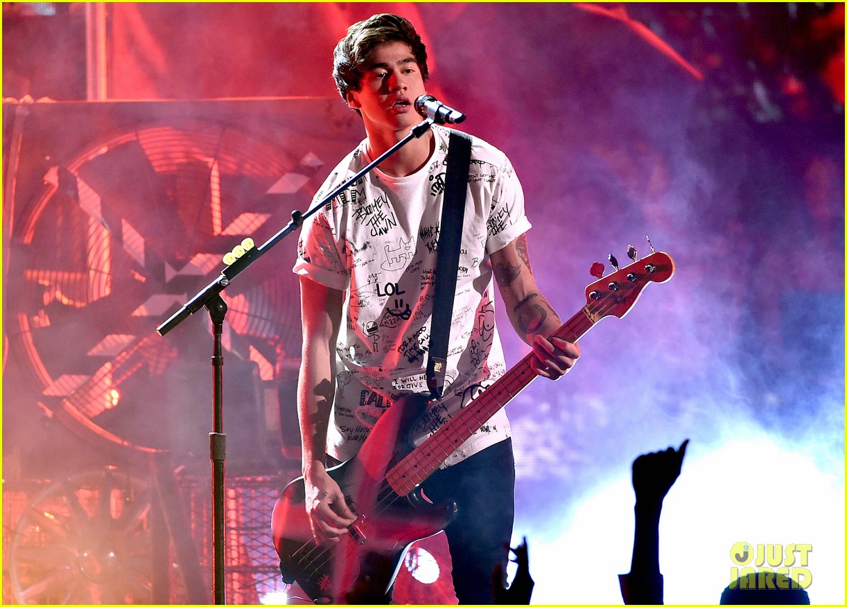 5 Seconds of Summer Bring 'She's Kinda Hot' to Teen Choice 2015 Stage - Watch Now!