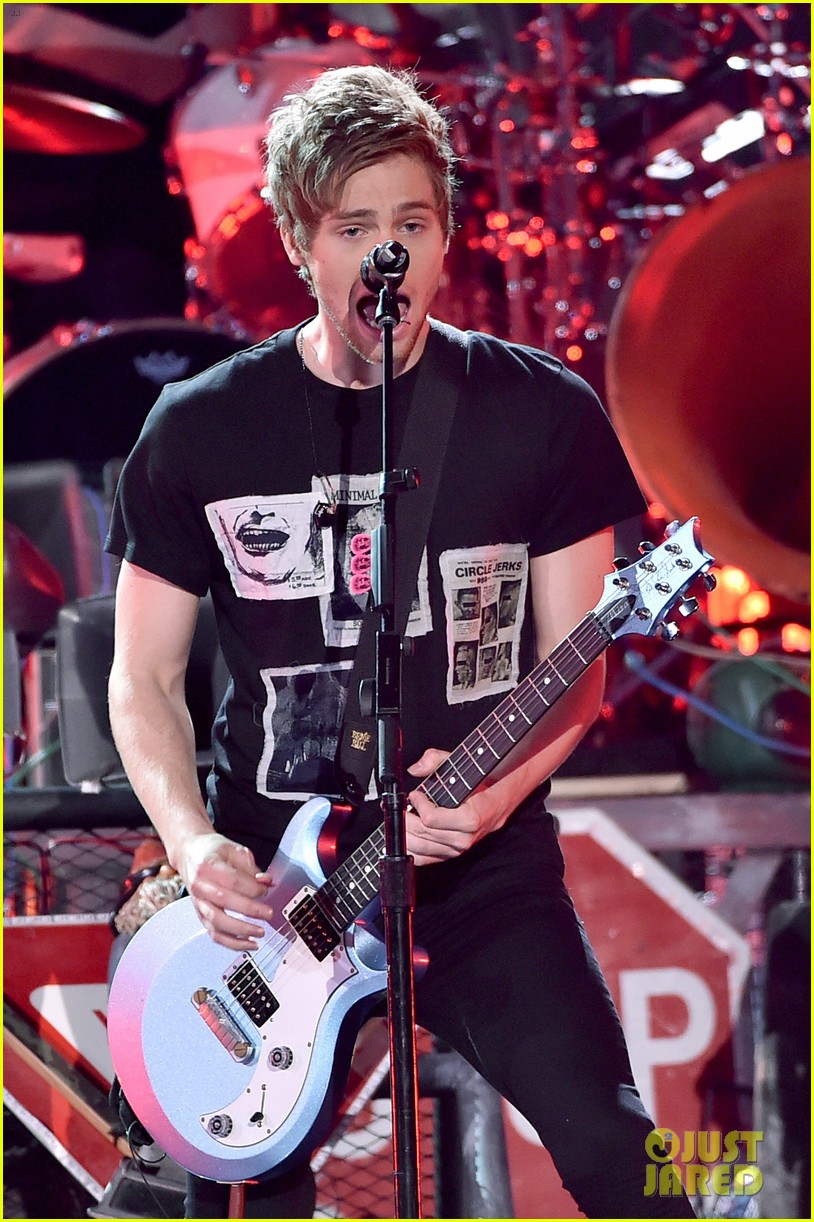 5 Seconds of Summer Bring 'She's Kinda Hot' to Teen Choice 2015 Stage - Watch Now!