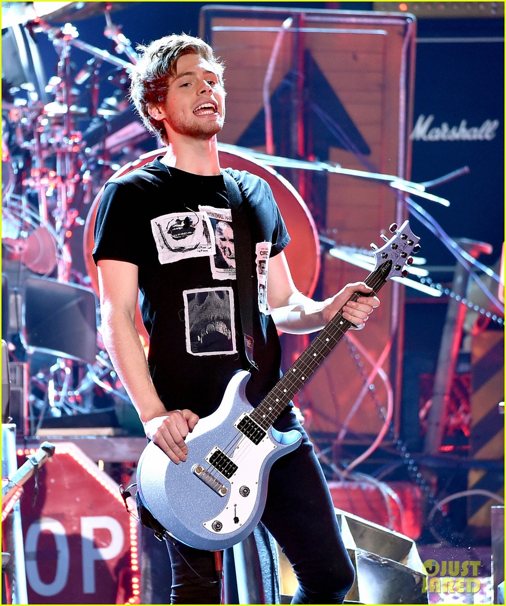 5 Seconds of Summer Bring 'She's Kinda Hot' to Teen Choice 2015 Stage - Watch Now!