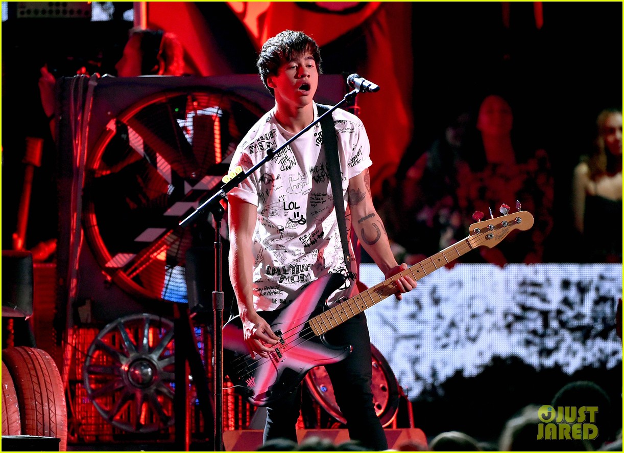 5 Seconds of Summer Bring 'She's Kinda Hot' to Teen Choice 2015 Stage - Watch Now!