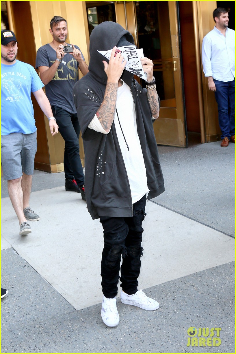 Justin Bieber Forgets Words to 'Be Alright' & Fans Help Him Out (Video)