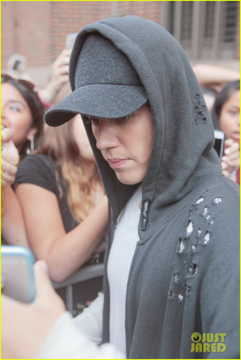 Justin Bieber Forgets Words to 'Be Alright' & Fans Help Him Out (Video)