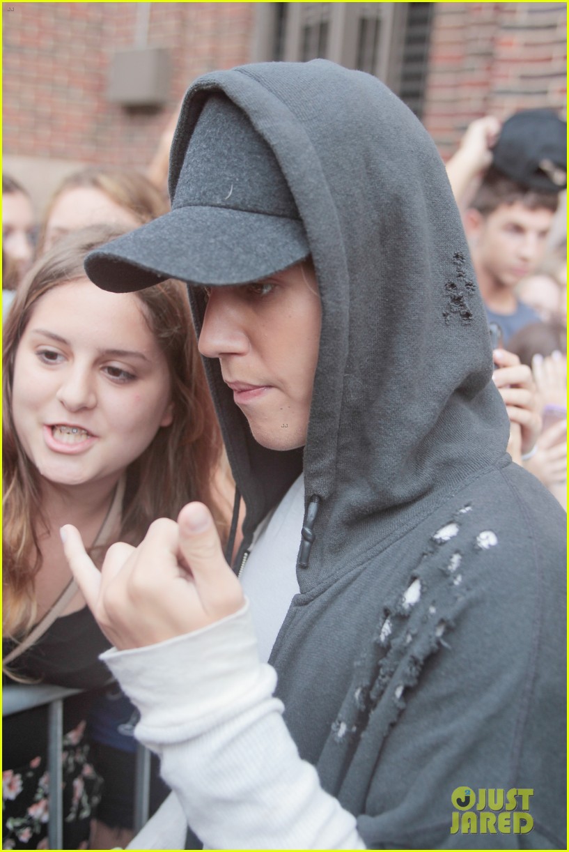 Justin Bieber Forgets Words to 'Be Alright' & Fans Help Him Out (Video)