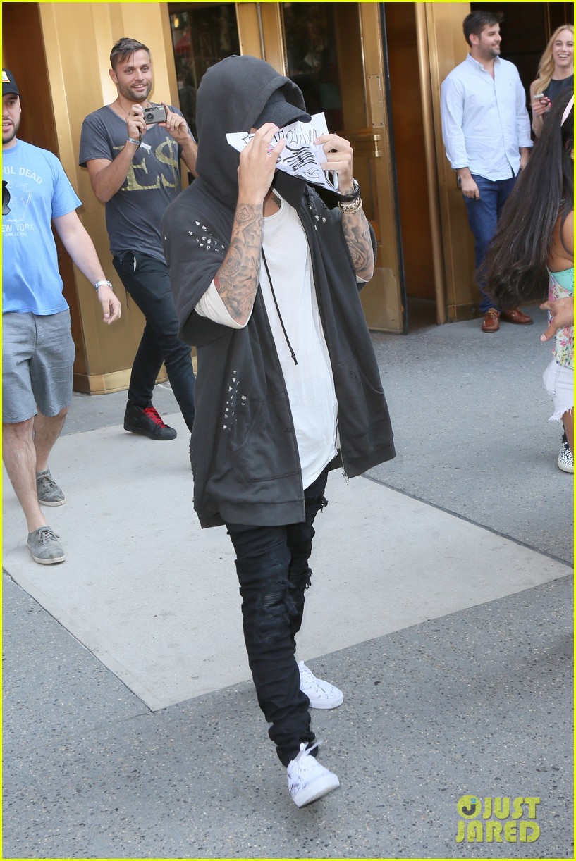 Justin Bieber Forgets Words to 'Be Alright' & Fans Help Him Out (Video)