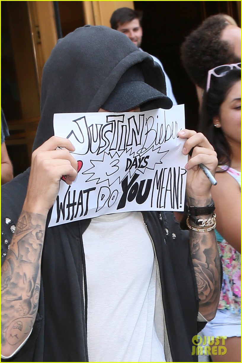 Justin Bieber Forgets Words to 'Be Alright' & Fans Help Him Out (Video)