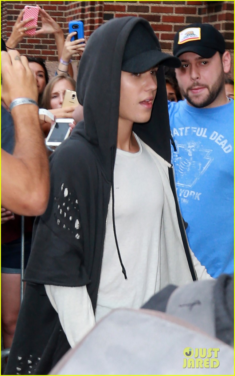 Justin Bieber Forgets Words to 'Be Alright' & Fans Help Him Out (Video)