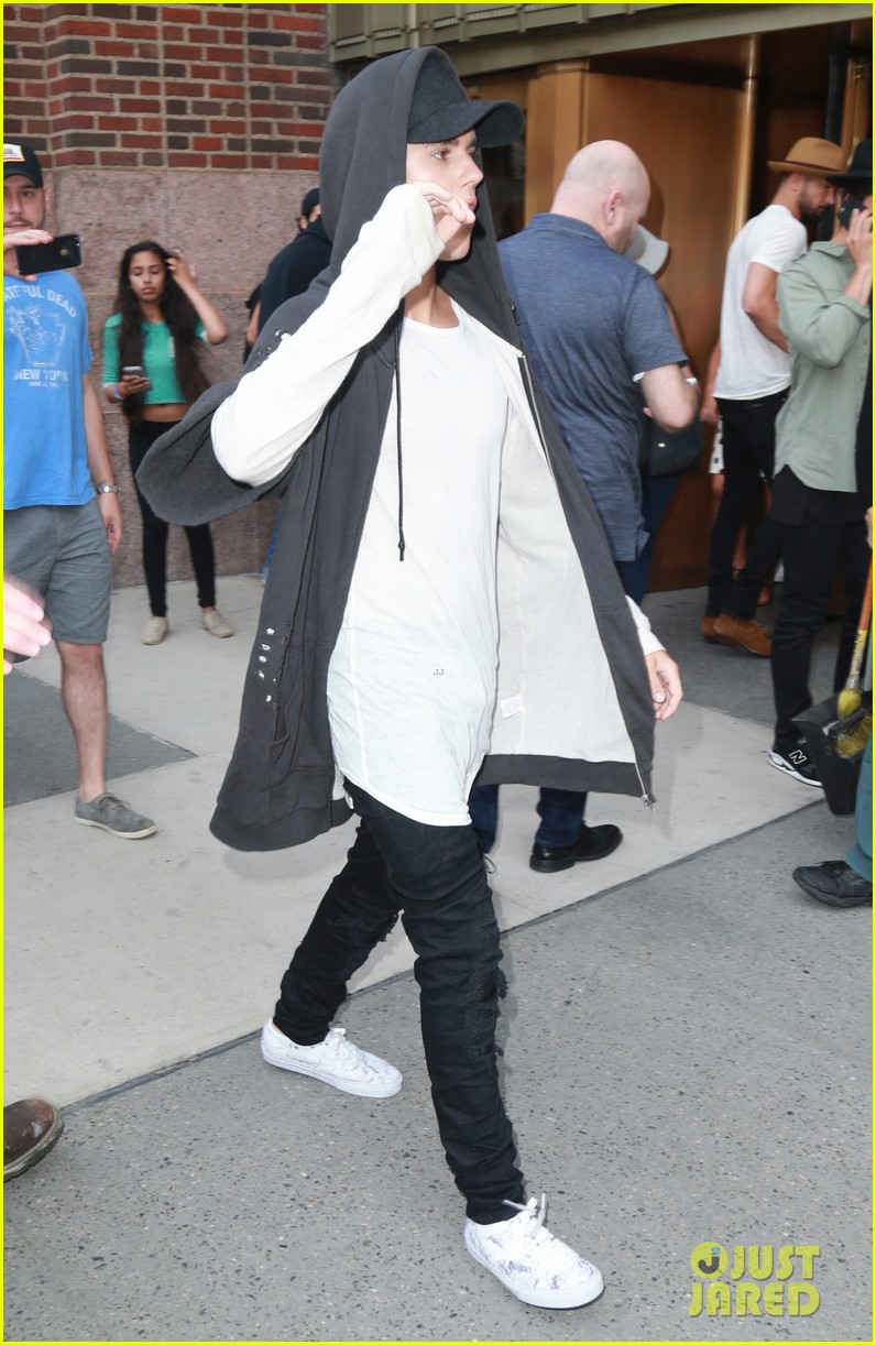 Justin Bieber Forgets Words to 'Be Alright' & Fans Help Him Out (Video)