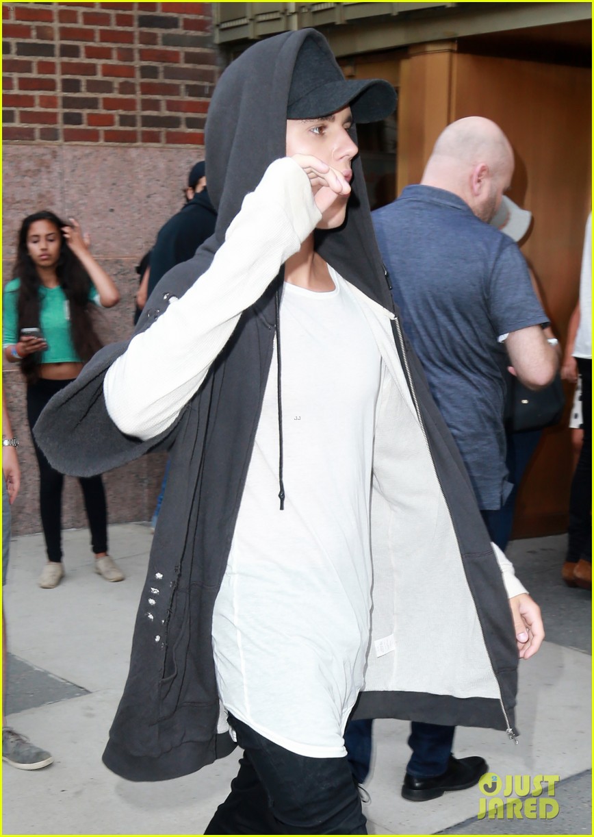 Justin Bieber Forgets Words to 'Be Alright' & Fans Help Him Out (Video)