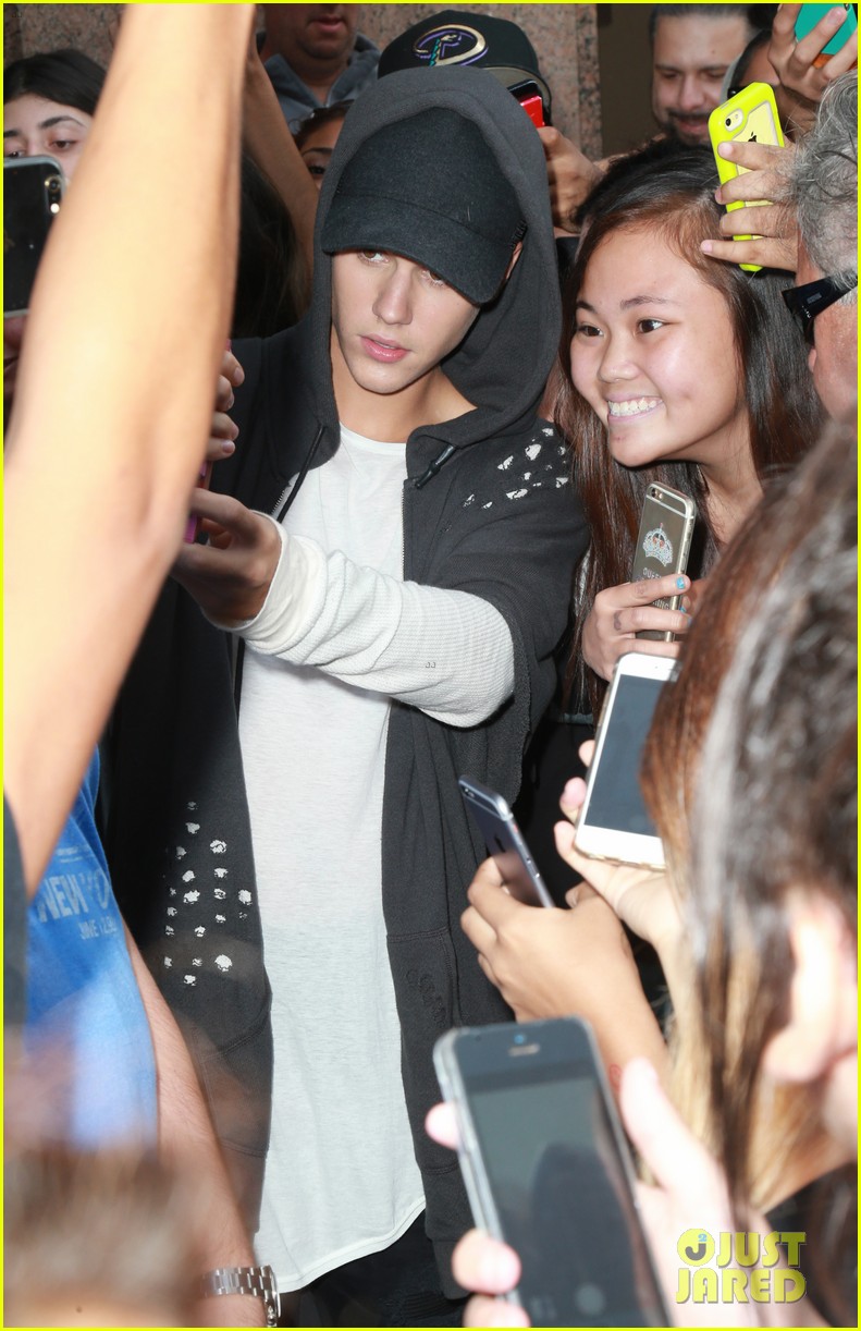 Justin Bieber Forgets Words to 'Be Alright' & Fans Help Him Out (Video)