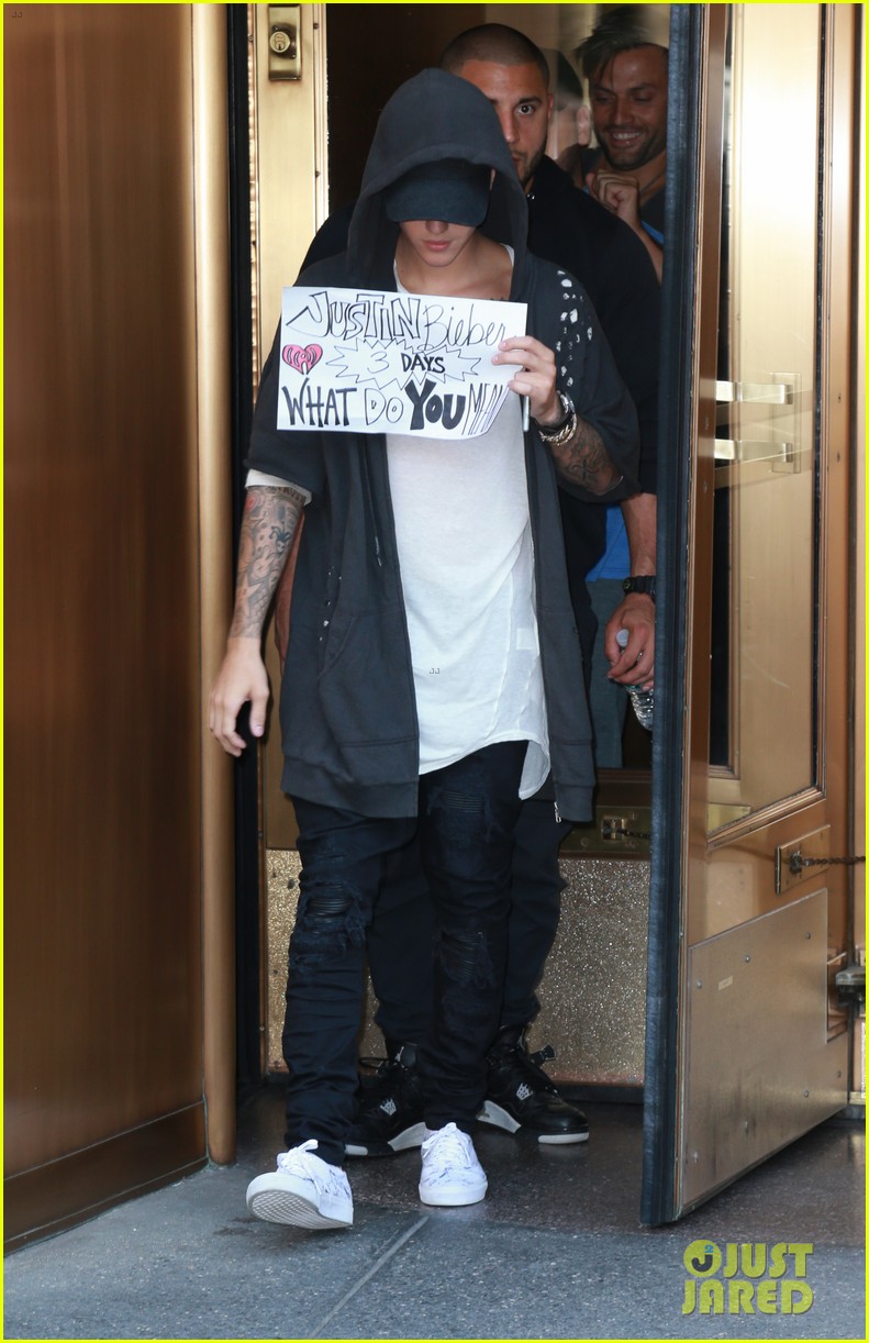 Justin Bieber Forgets Words to 'Be Alright' & Fans Help Him Out (Video)