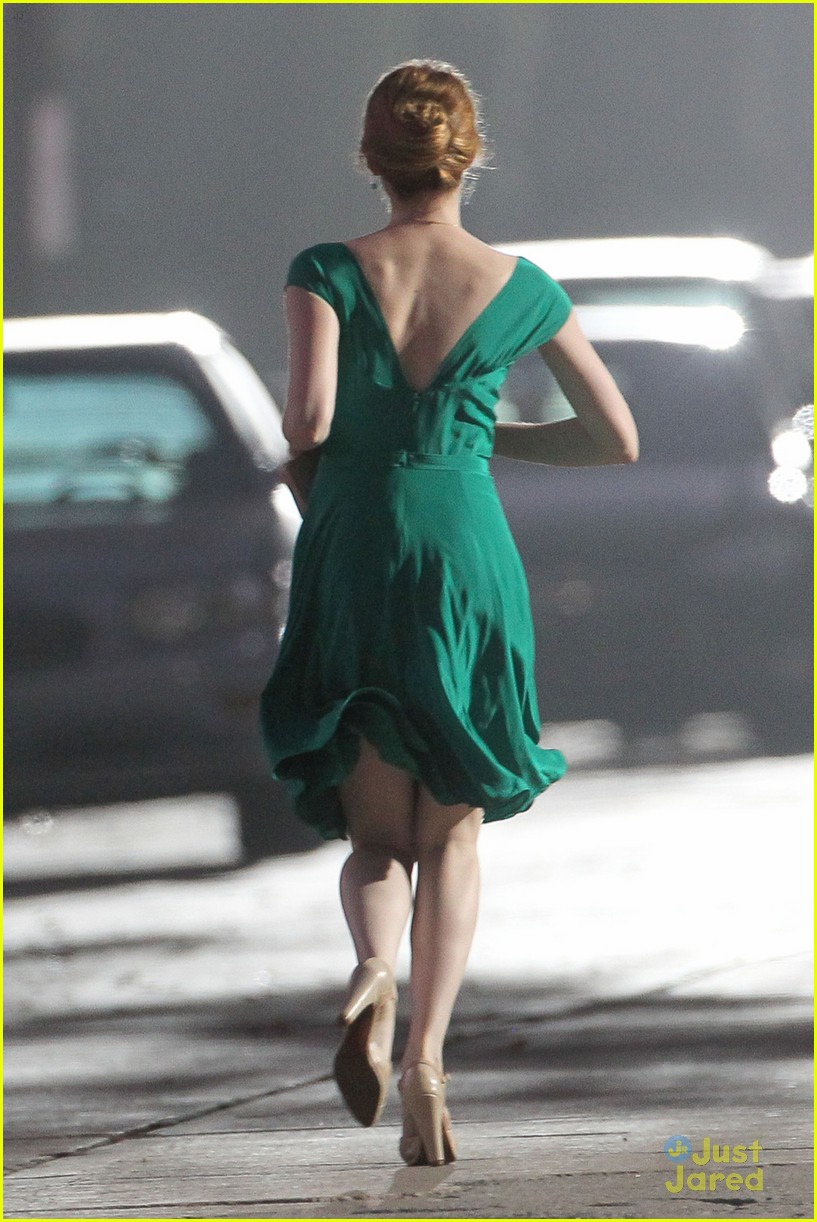 Emma Stone Races To the Set Of 'La La Land' - Just Jared Jr. Emma Stone Races To the Set Of 'La La Land' - Just Jared Jr.