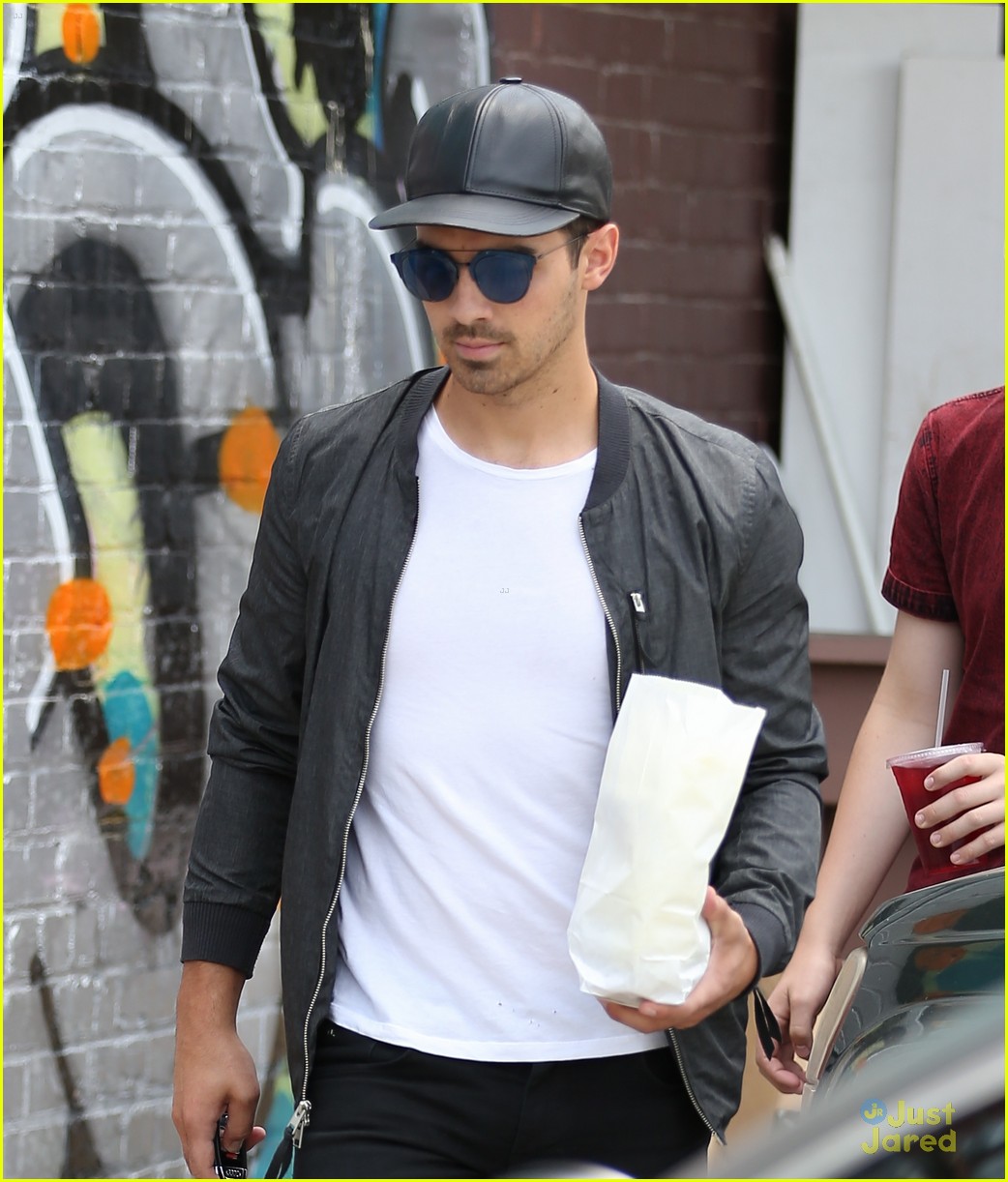 Gigi Hadid & Sister Bella Definitely Share Clothes, But Still Wants Her Belt Back