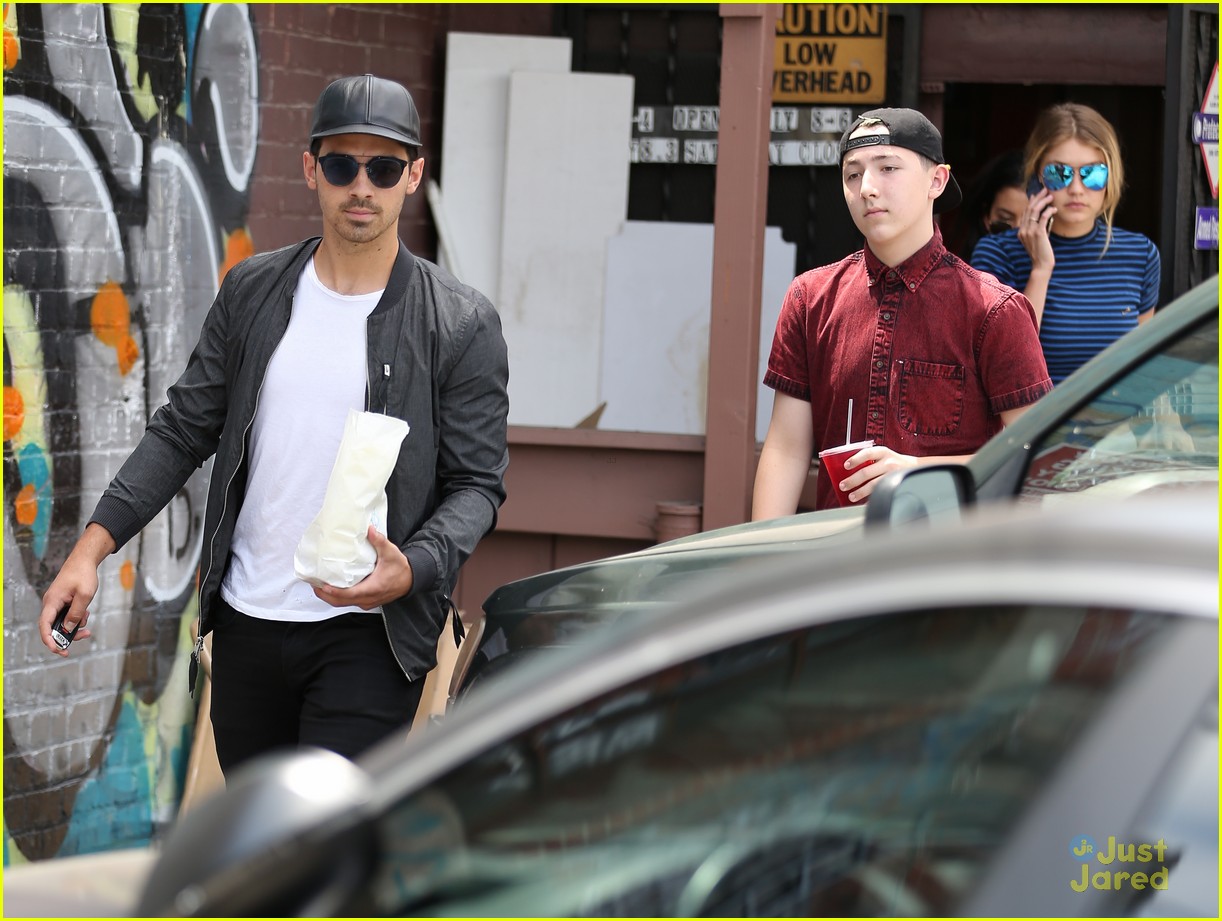 Gigi Hadid & Sister Bella Definitely Share Clothes, But Still Wants Her Belt Back