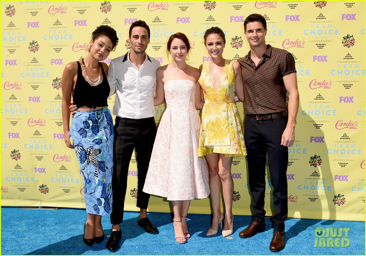 Italia Ricci & Robbie Amell Are 'Chasing' After Teen Choice Awards