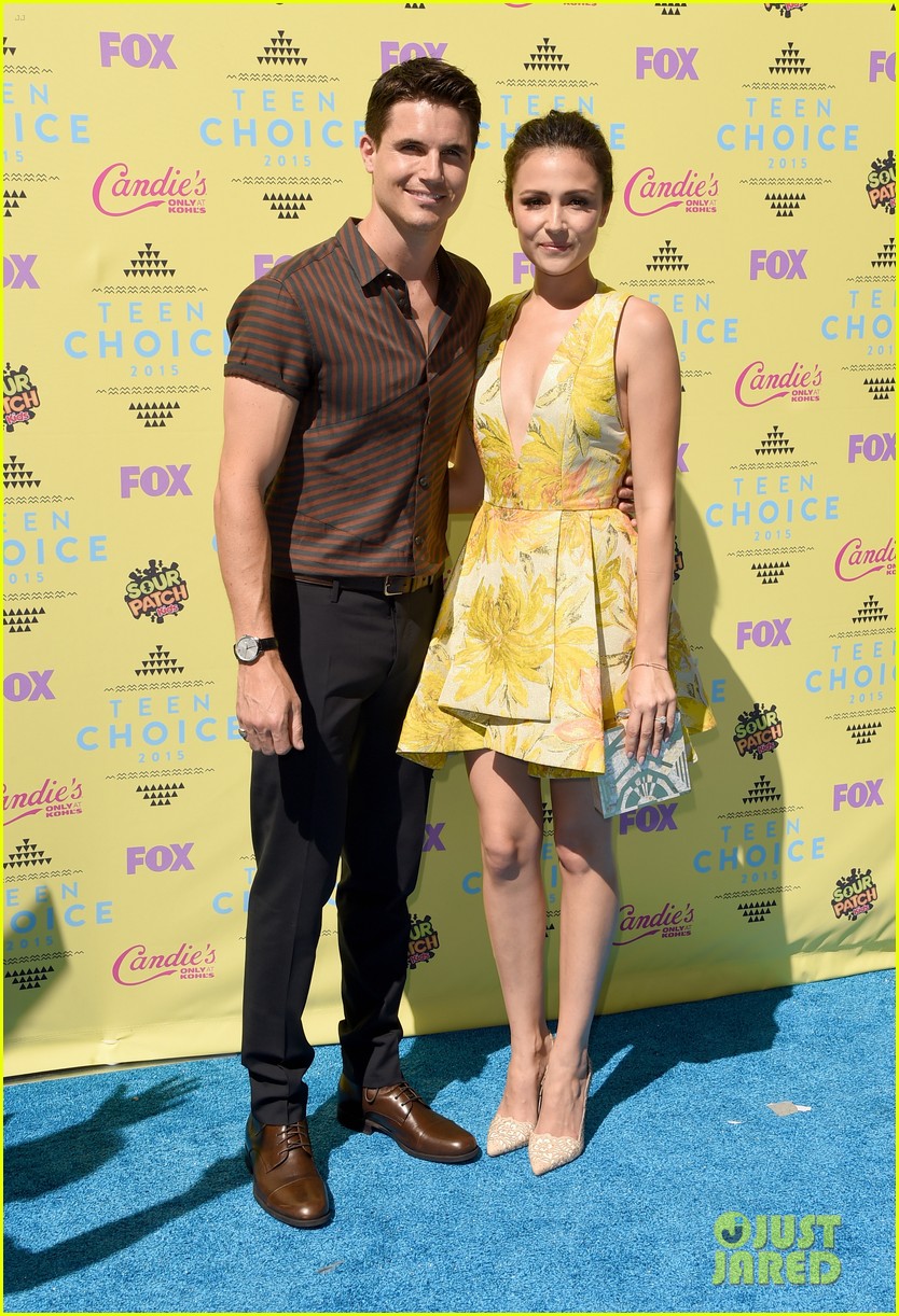 Italia Ricci & Robbie Amell Are 'Chasing' After Teen Choice Awards