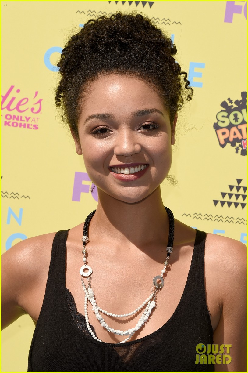 Italia Ricci & Robbie Amell Are 'Chasing' After Teen Choice Awards