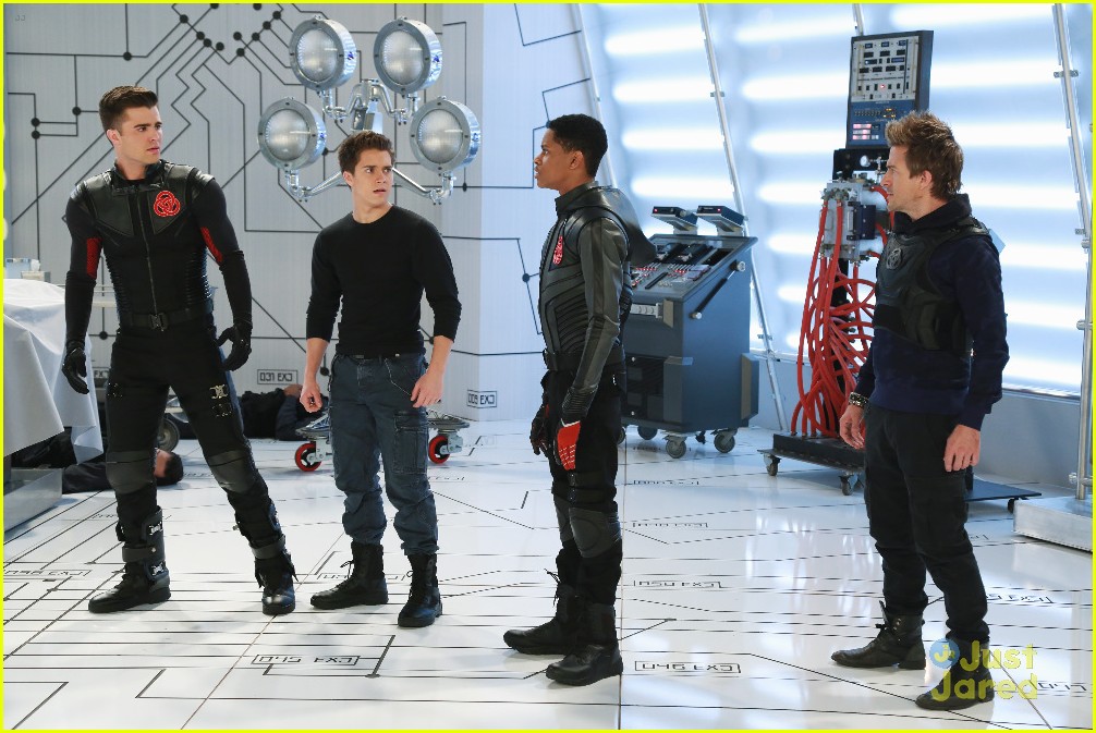 Leo Howard Guest Stars on Tonight's 'Lab Rats: Bionic Island' - See Exclusive Pics!