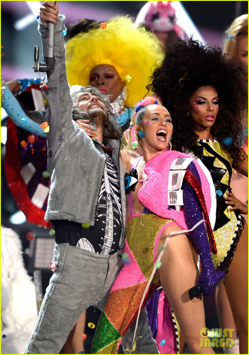 Miley Cyrus' MTV VMAs 2015 Performance (Video)