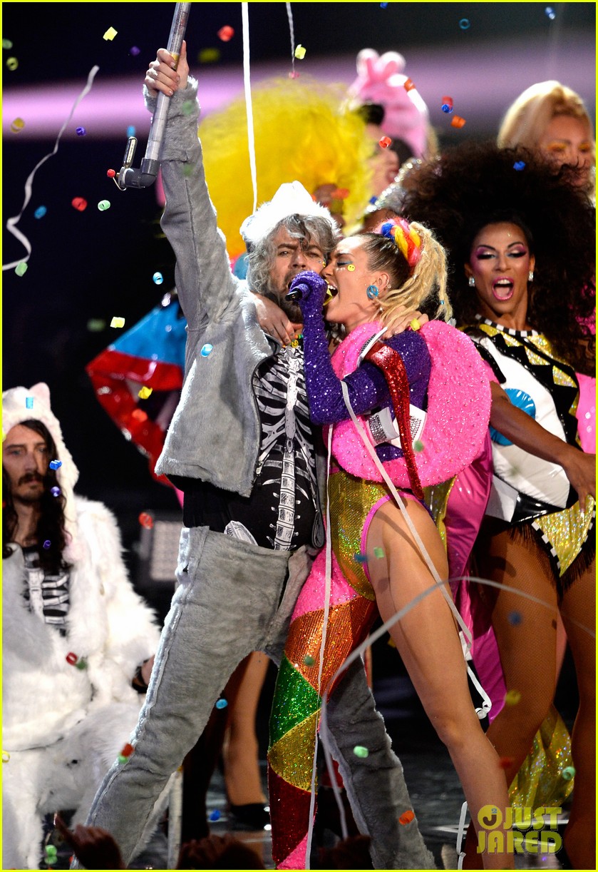 Miley Cyrus' MTV VMAs 2015 Performance (Video)