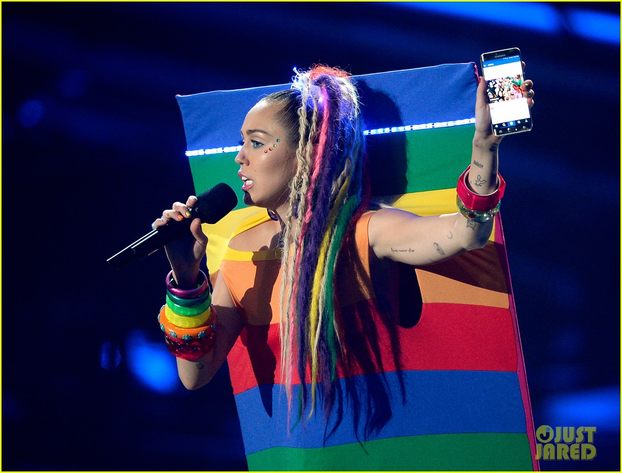 Miley Cyrus' MTV VMAs 2015 Performance (Video)