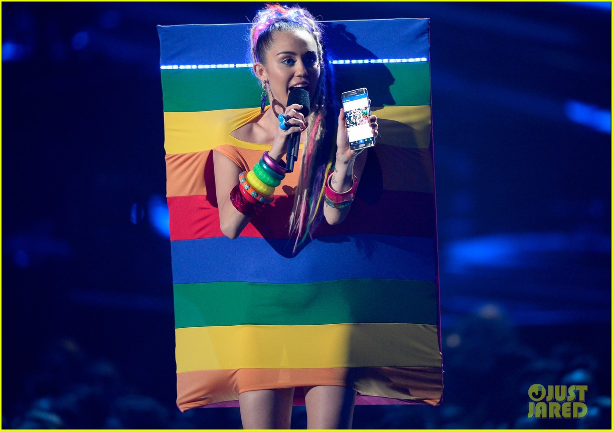 Miley Cyrus' MTV VMAs 2015 Performance (Video)