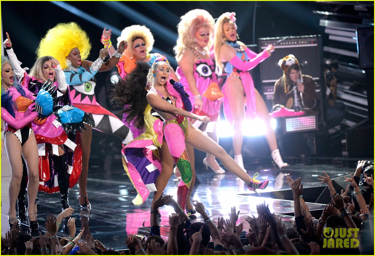 Miley Cyrus' MTV VMAs 2015 Performance (Video)