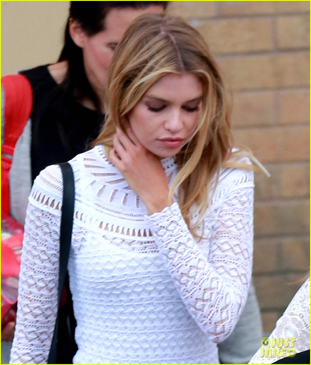 Miley Cyrus Shows Off Her Toned Abs in a Sports Bra!