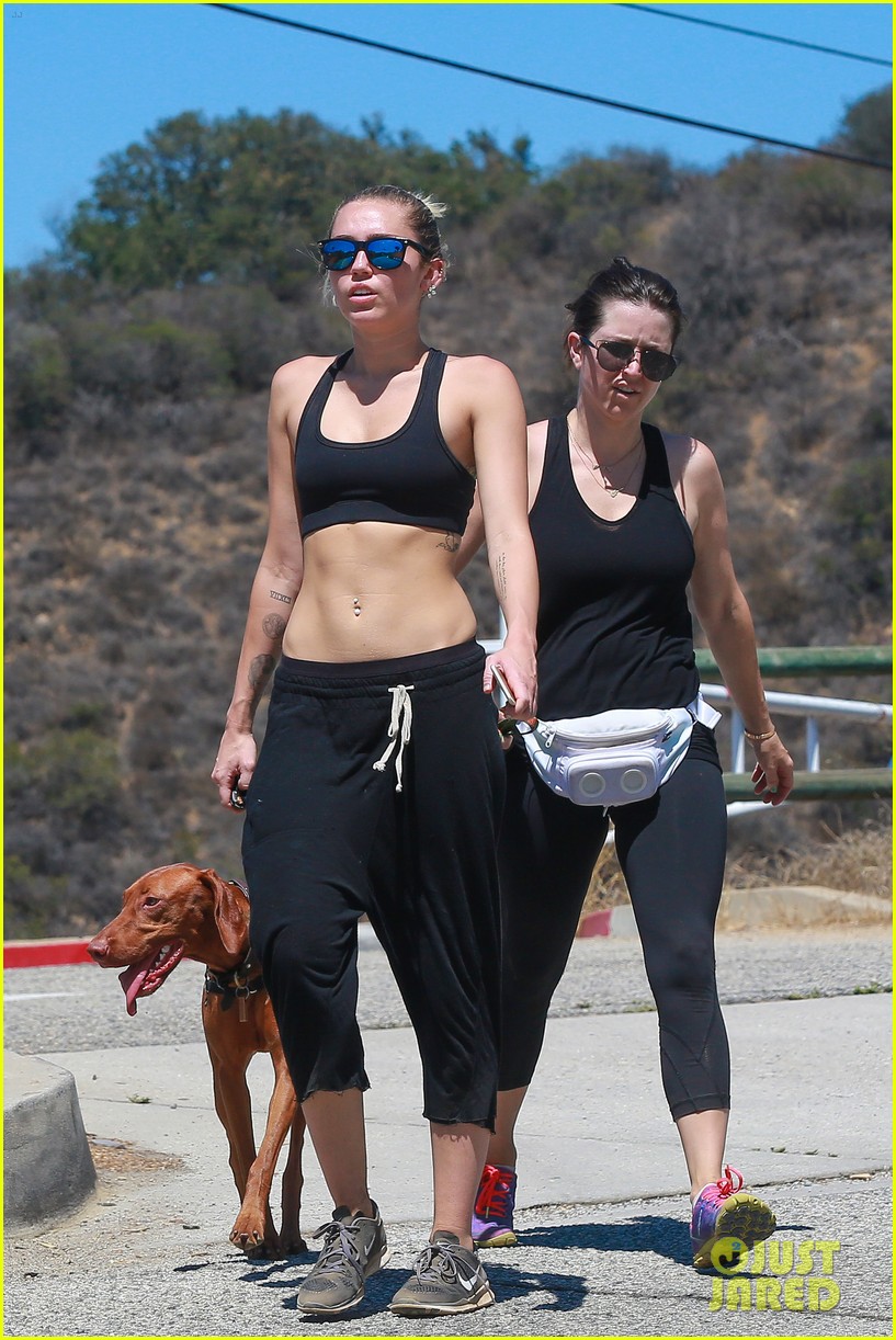 Miley Cyrus Shows Off Her Toned Abs in a Sports Bra!