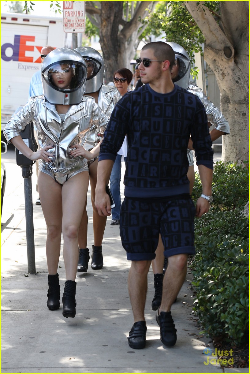 Nick Jonas & The MTV VMA Moon Babes Take Ruling The Streets To New 'Levels'
