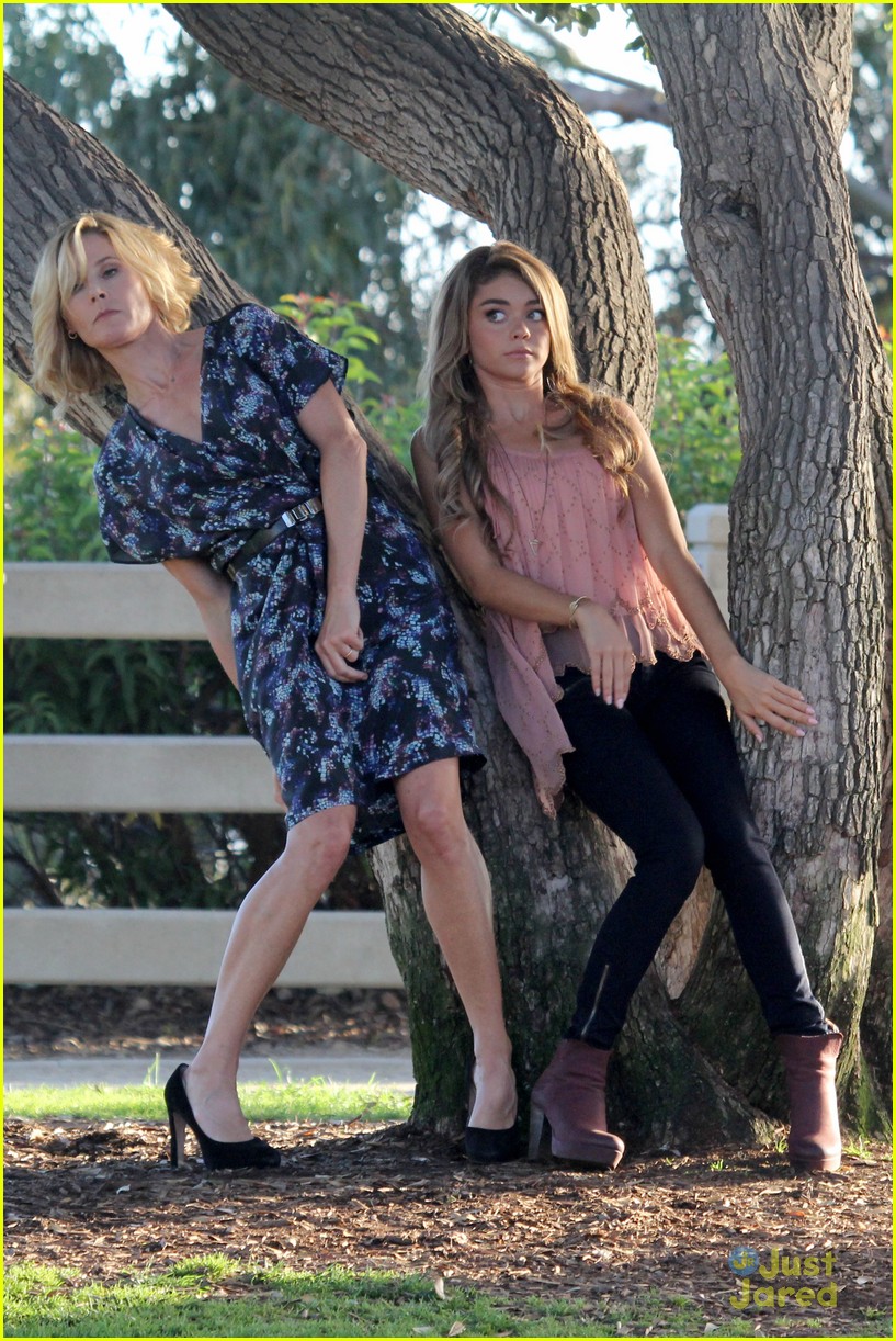 Sarah Hyland & Julie Bowen Hide Behind Tree During 'Modern Family' Filming